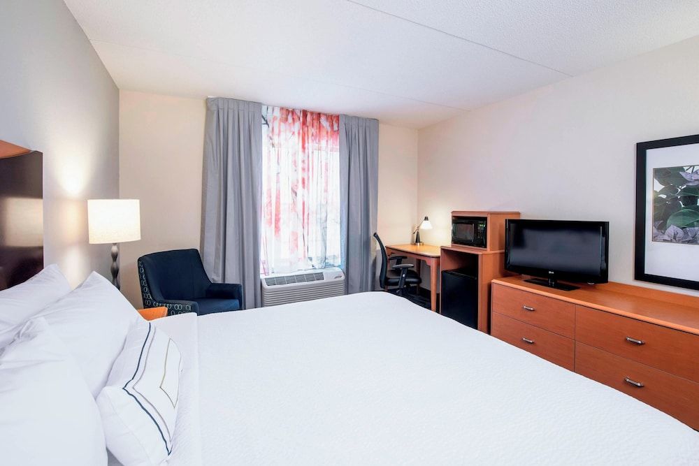 Fairfield Inn & Suites by Marriott Winnipeg Room, 1 King Bed 2