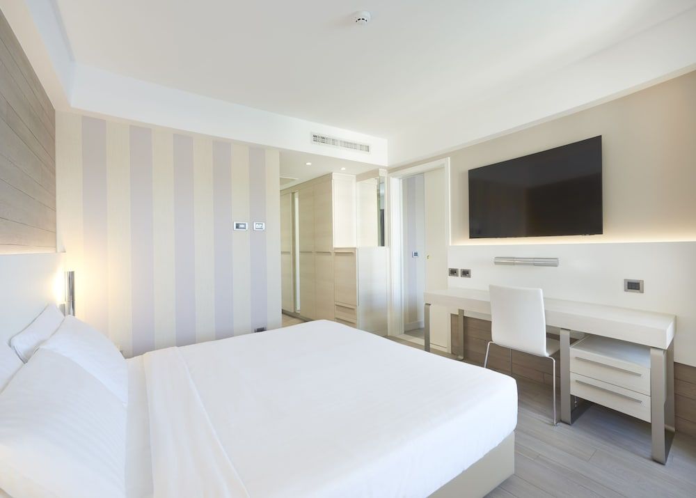 Family Suite, Balcony, Partial Sea View