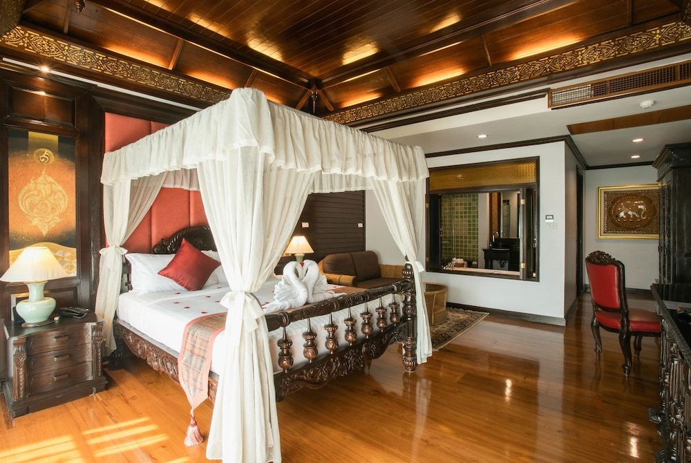 Lanna Junior Suite King Bed with Spa Bath