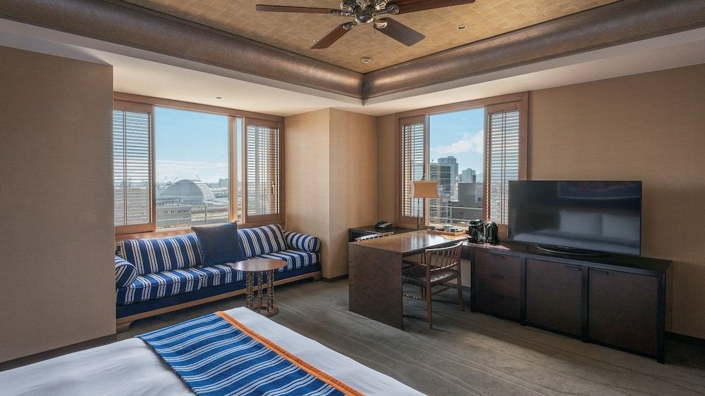 THE ORIENT Club Deluxe King, Non Smoking, Harbor Side, with Club Lounge access 5