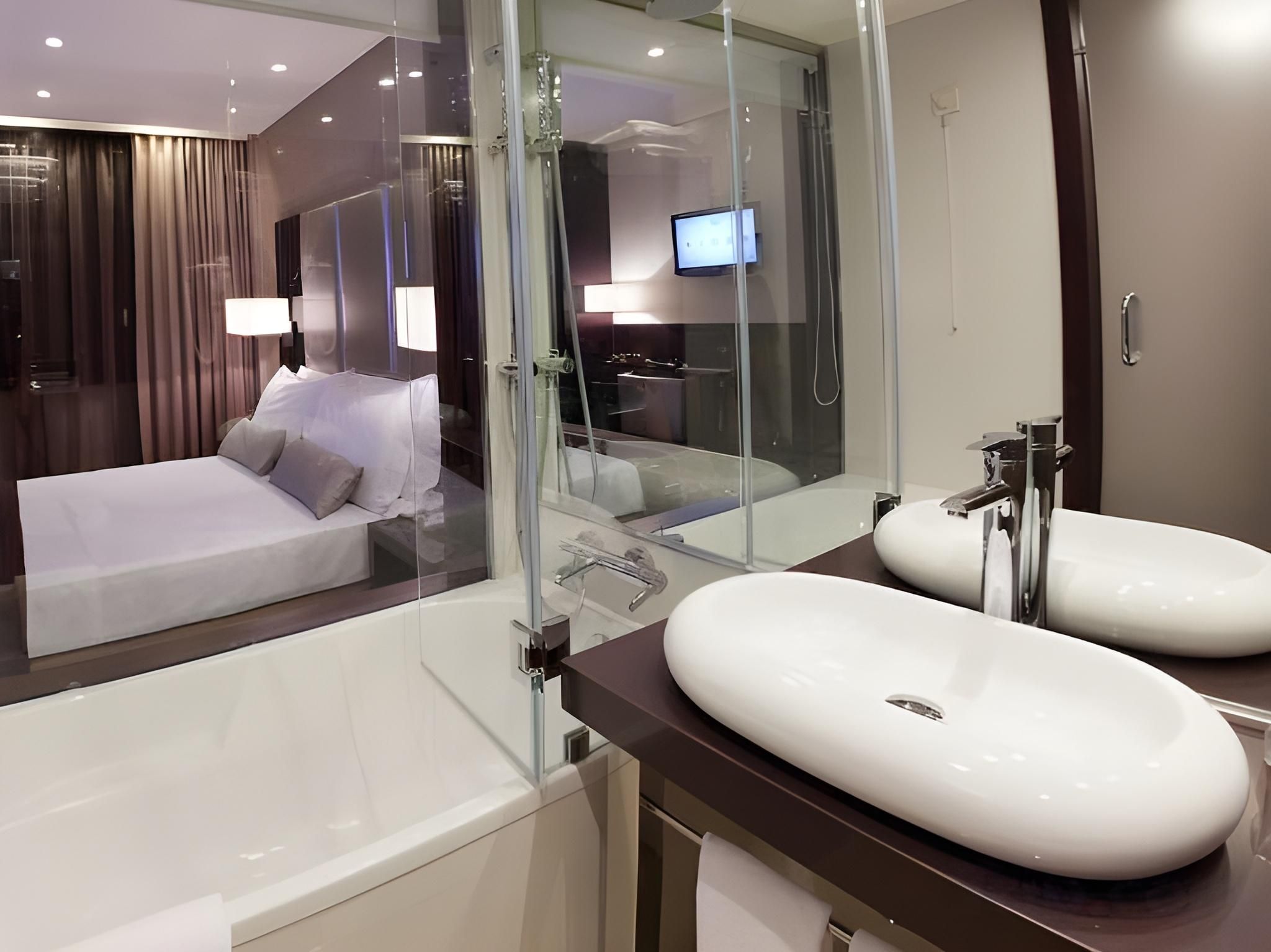Deluxe Double Room with Avenue View