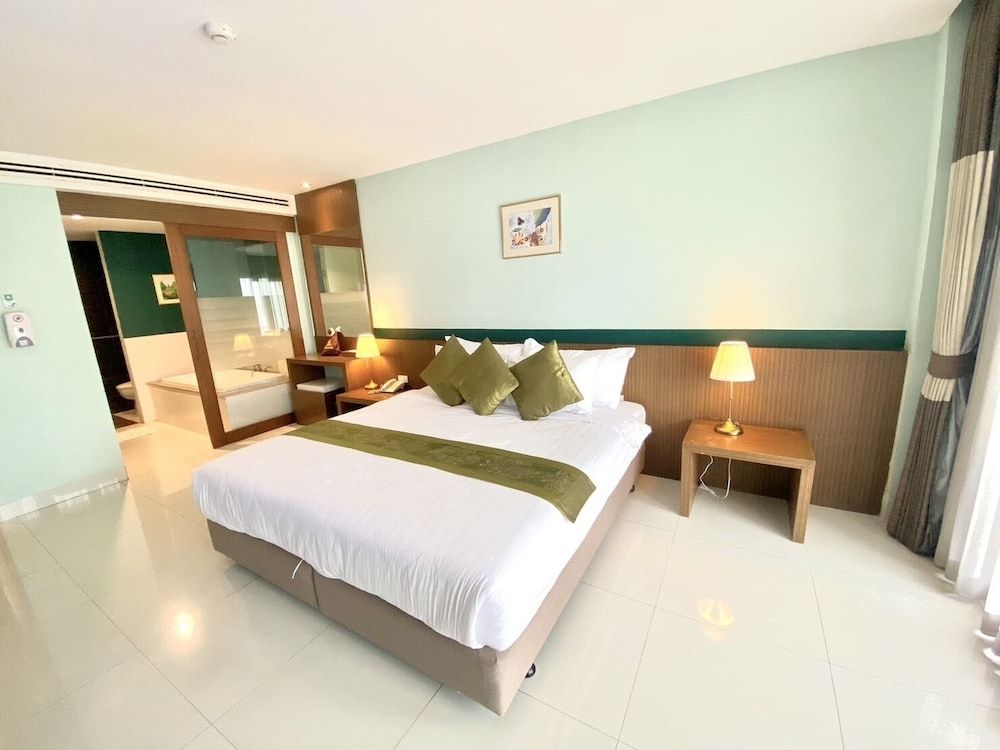 Siam Triangle Hotel Deluxe Double Room 4