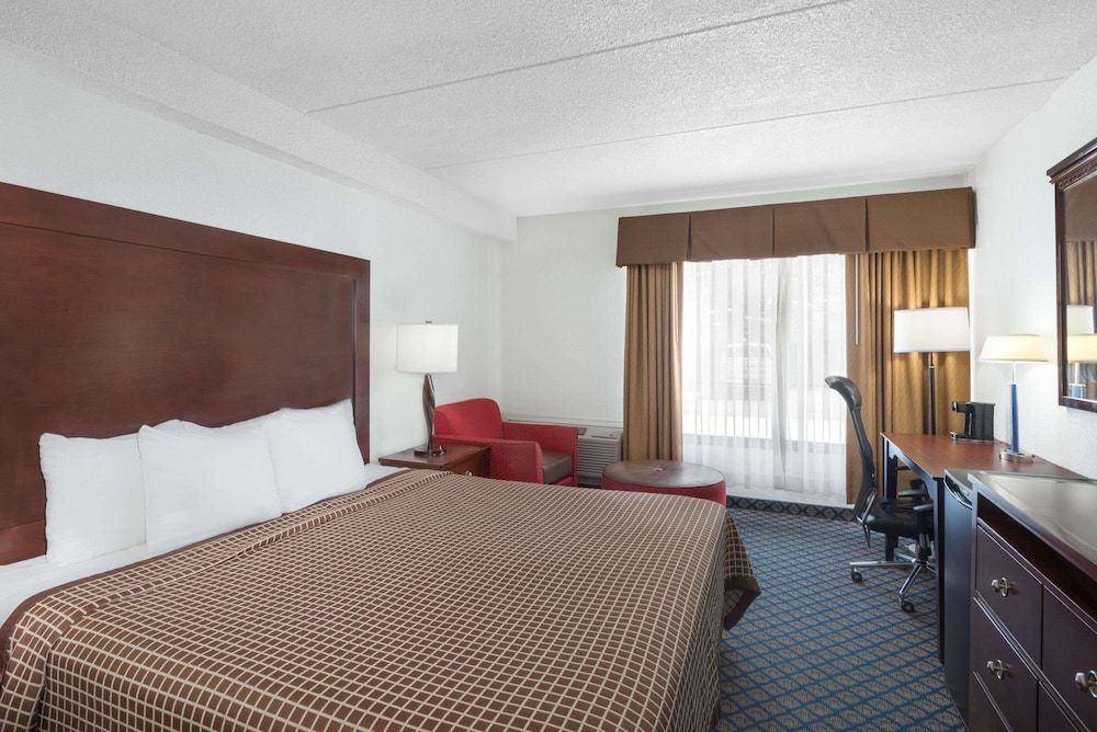 Room, 1 King Bed, Accessible, Non Smoking (Roll-In Shower)