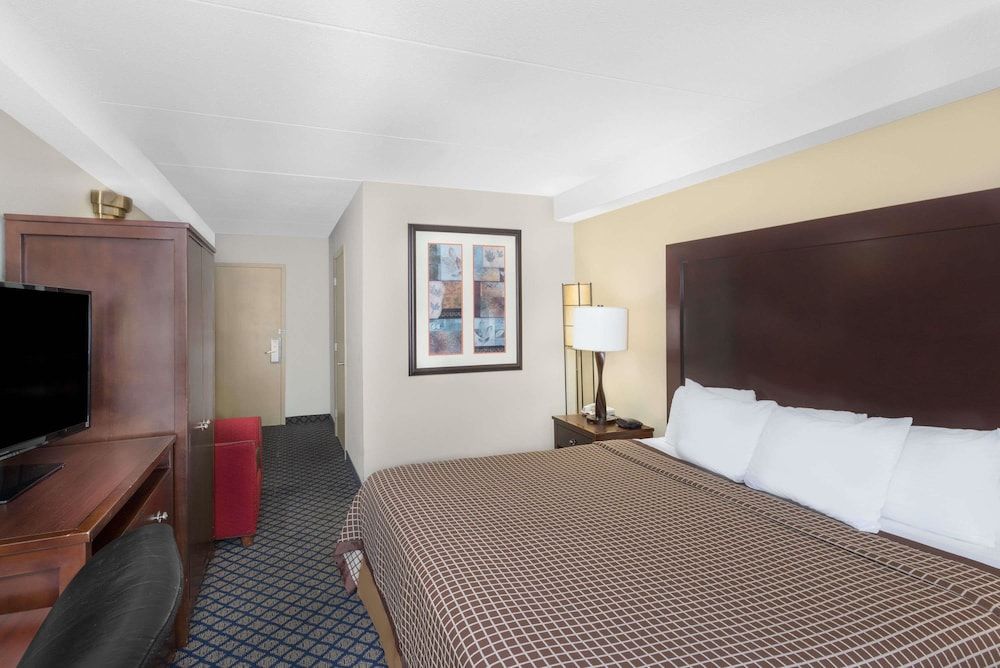 Room, 1 King Bed, Accessible, Non Smoking (Tub with Grab Bars)