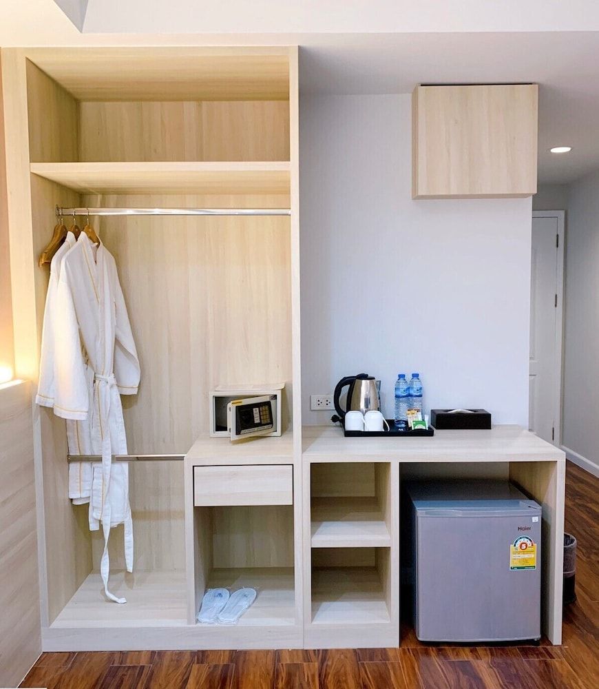 Miloft Sathorn hotel Deluxe Room, City View 10