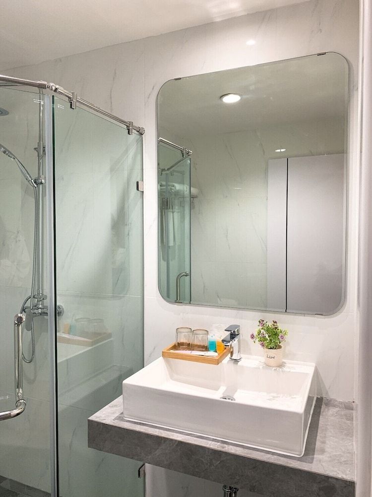 Miloft Sathorn hotel Deluxe Room, City View 8