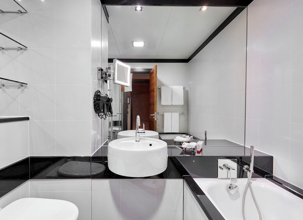 undefined Leonardo Royal London Tower Bridge 5