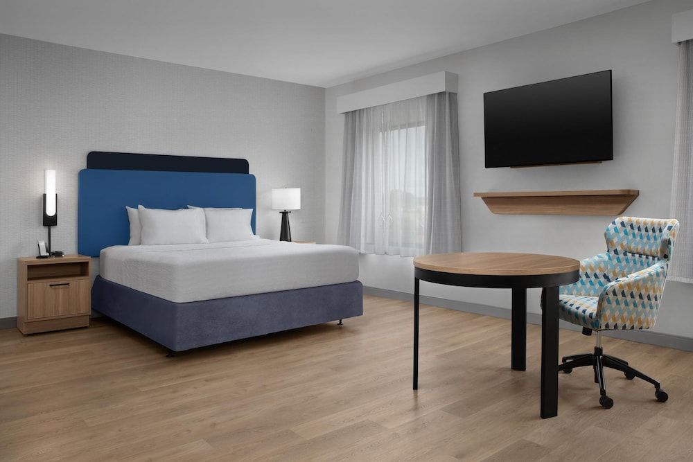 Suite, 1 King Bed, Accessible, Bathtub (Mobility/Hearing)