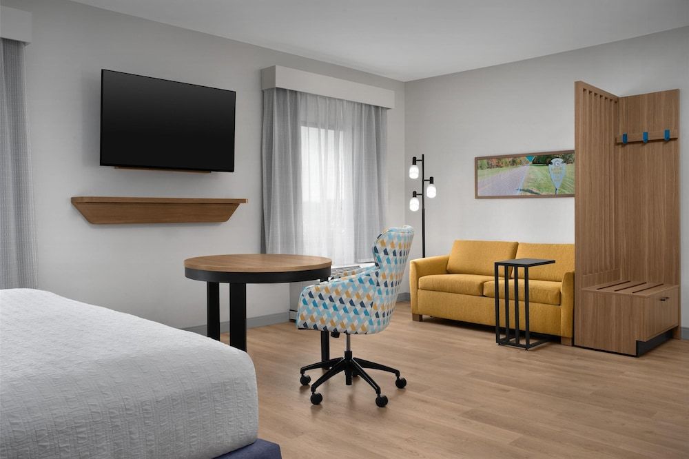 Suite, 1 King Bed, Accessible, Bathtub (Mobility/Hearing)