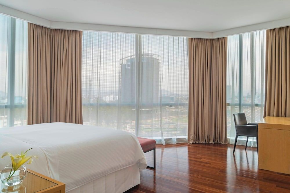 The Westin Lima Hotel & Convention Center Deluxe Room, 1 King Bed, Non Smoking 3