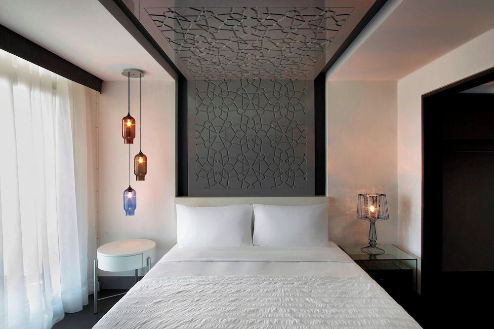 Residential Suite, Club lounge access, 1 Bedroom Suite, 1 King, City view, Terrace