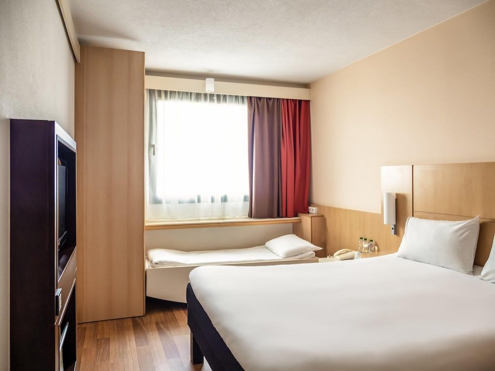 Room with 1 double bed + 1 extra bed equipped with the new bedding