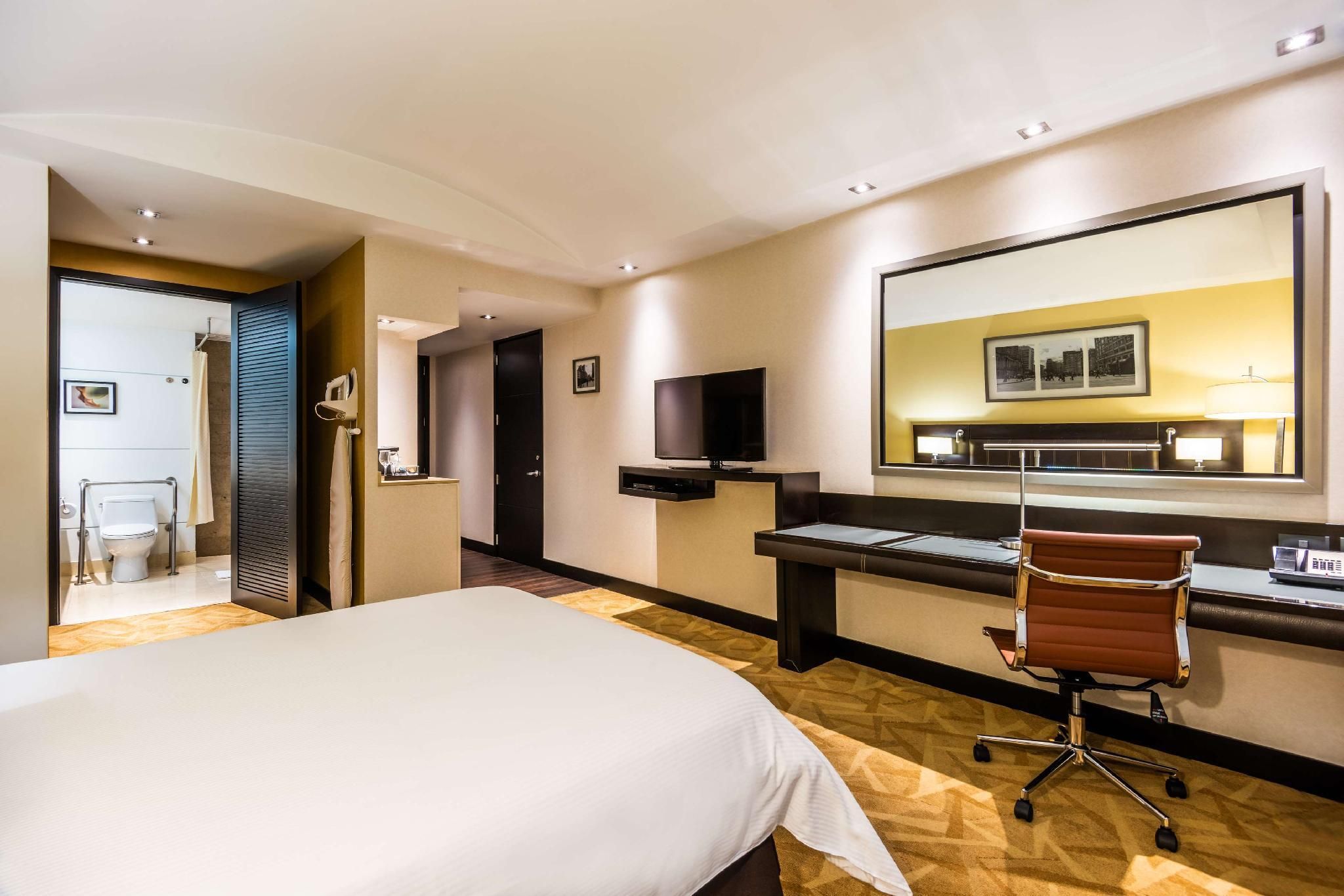 1 Queen Bed Accessible Room