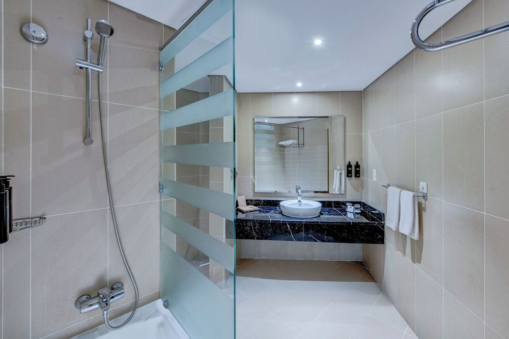 Millennium Central Dubai Downtown Standard Room, 1 Queen Bed 2