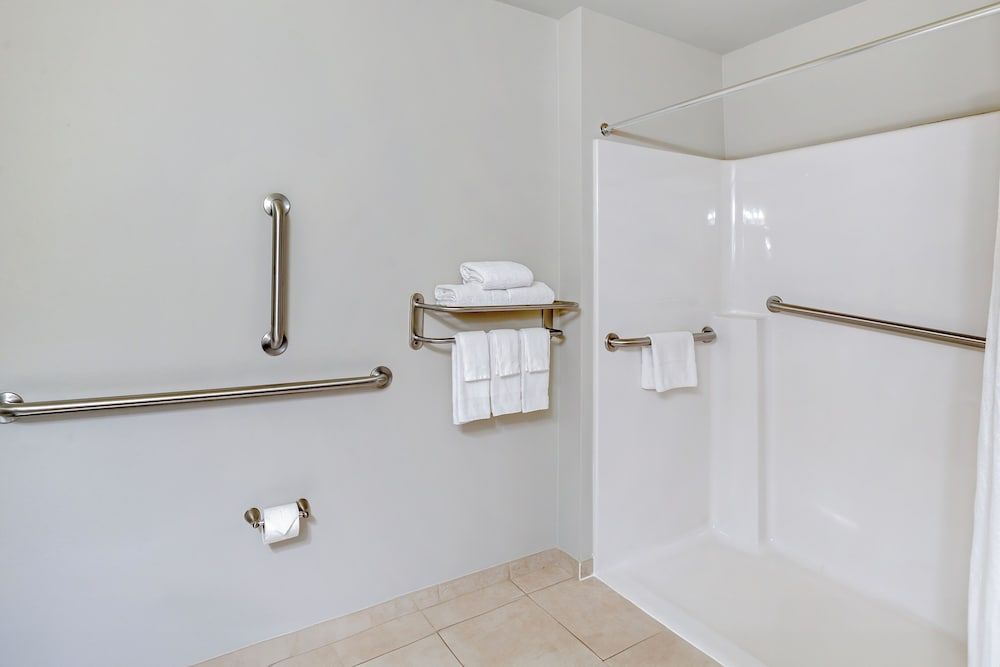 Standard Room, 1 King Bed, Accessible (Roll-in Shower)