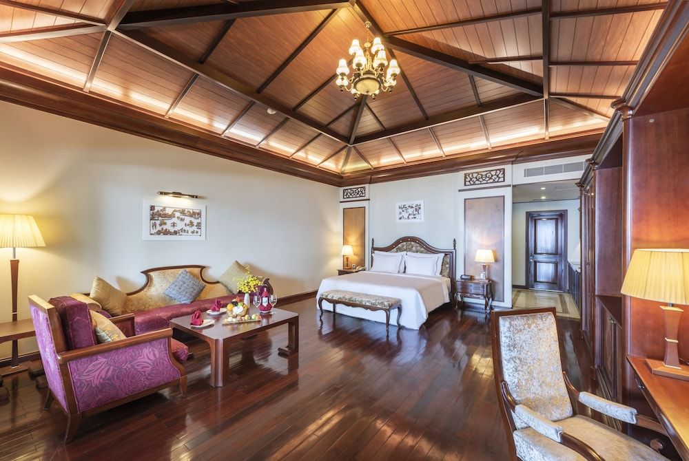 Beach Front Villa King Bed - Private Pool - VinWonders Park Access