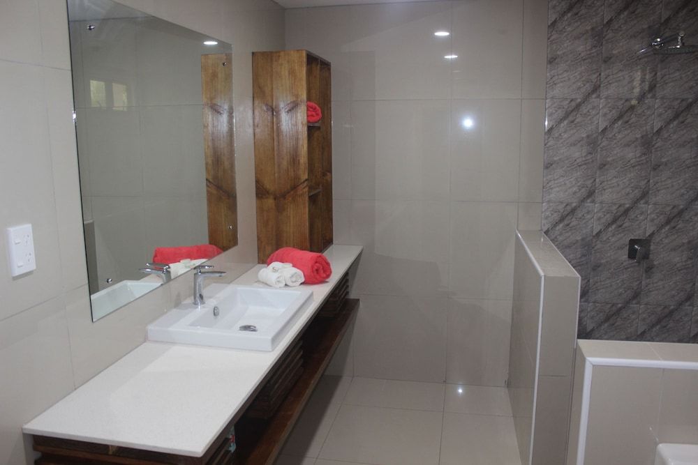 Le Uaina Beach Resort Villa, Beachfront 3