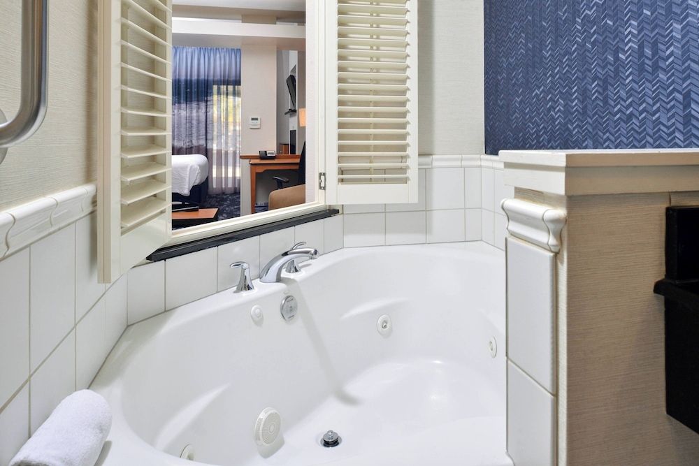 Junior Suite, 1 Bedroom (Mobility/Hearing Access, Roll-in Shwr)