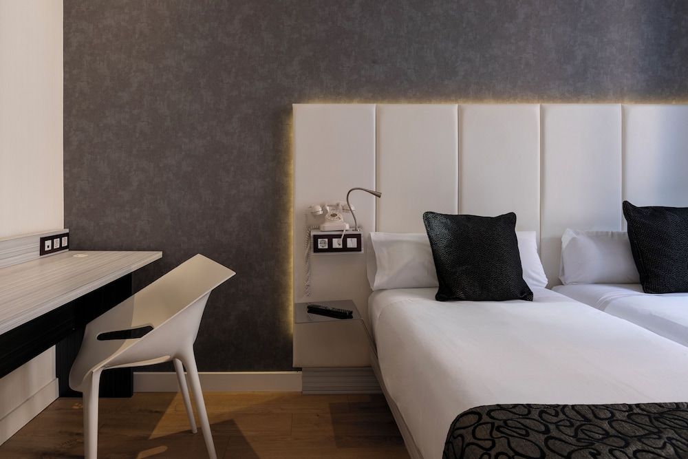 Petit Palace Santa Bárbara Standard Double Room 6