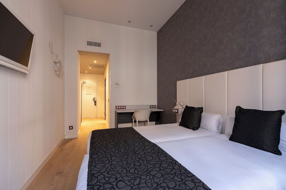 Petit Palace Santa Bárbara Standard Double Room 7