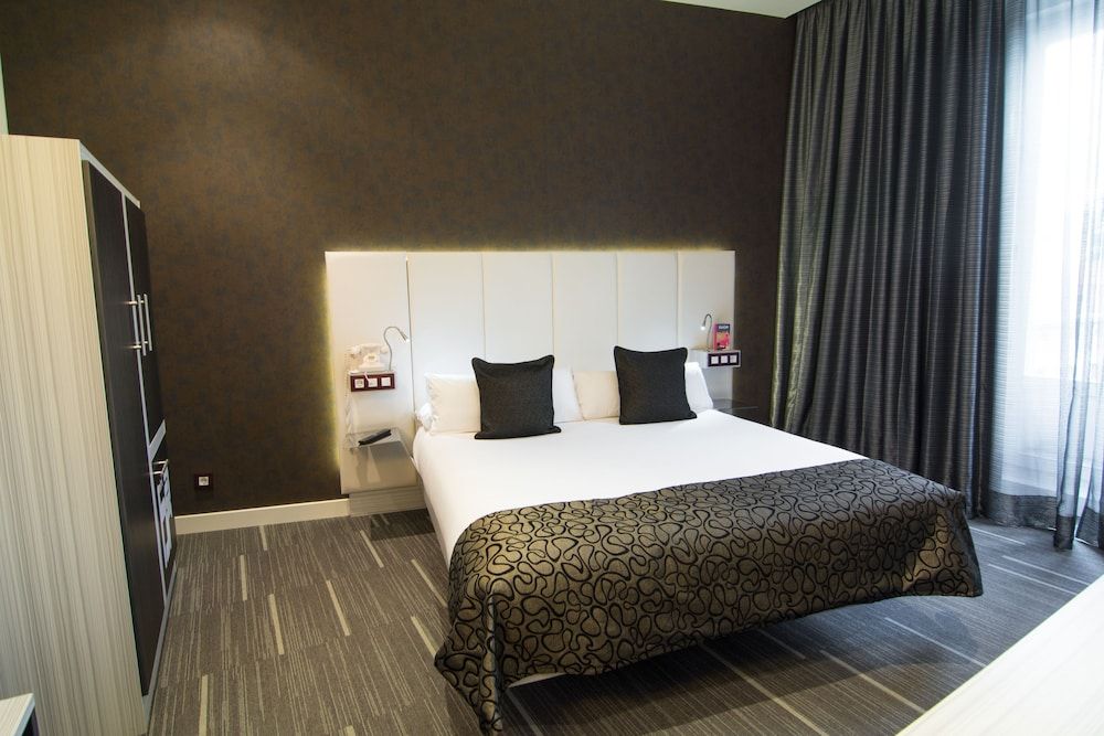 Petit Palace Santa Bárbara Standard Double Room 4