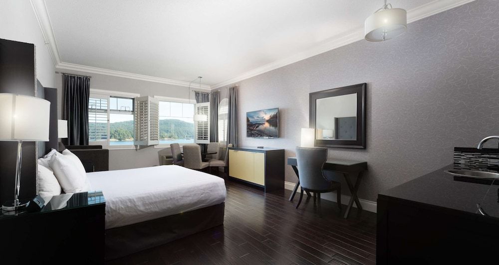 Junior Suite, 1 King Bed, Non Smoking (with Sofabed)