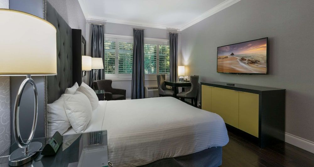 Standard Room, 1 Queen Bed, Non Smoking, Refrigerator