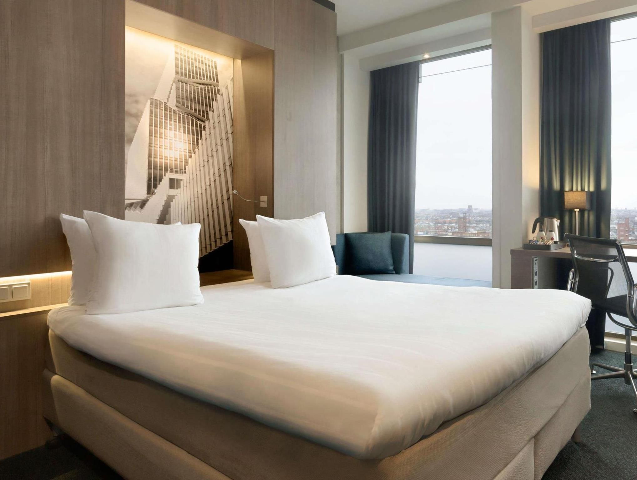 Deluxe Room 1 Queen Bed