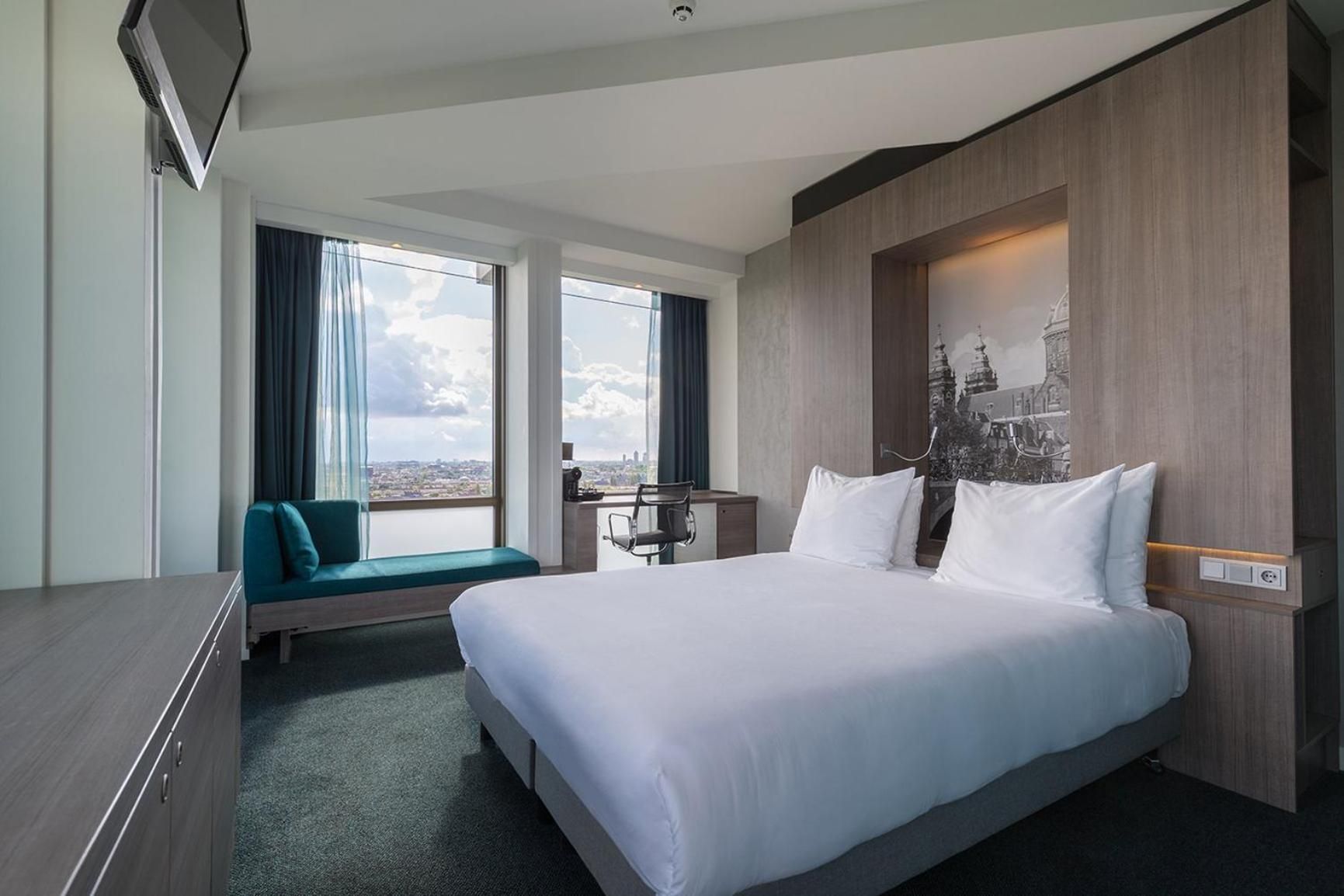 Deluxe Room 1 Queen Bed
