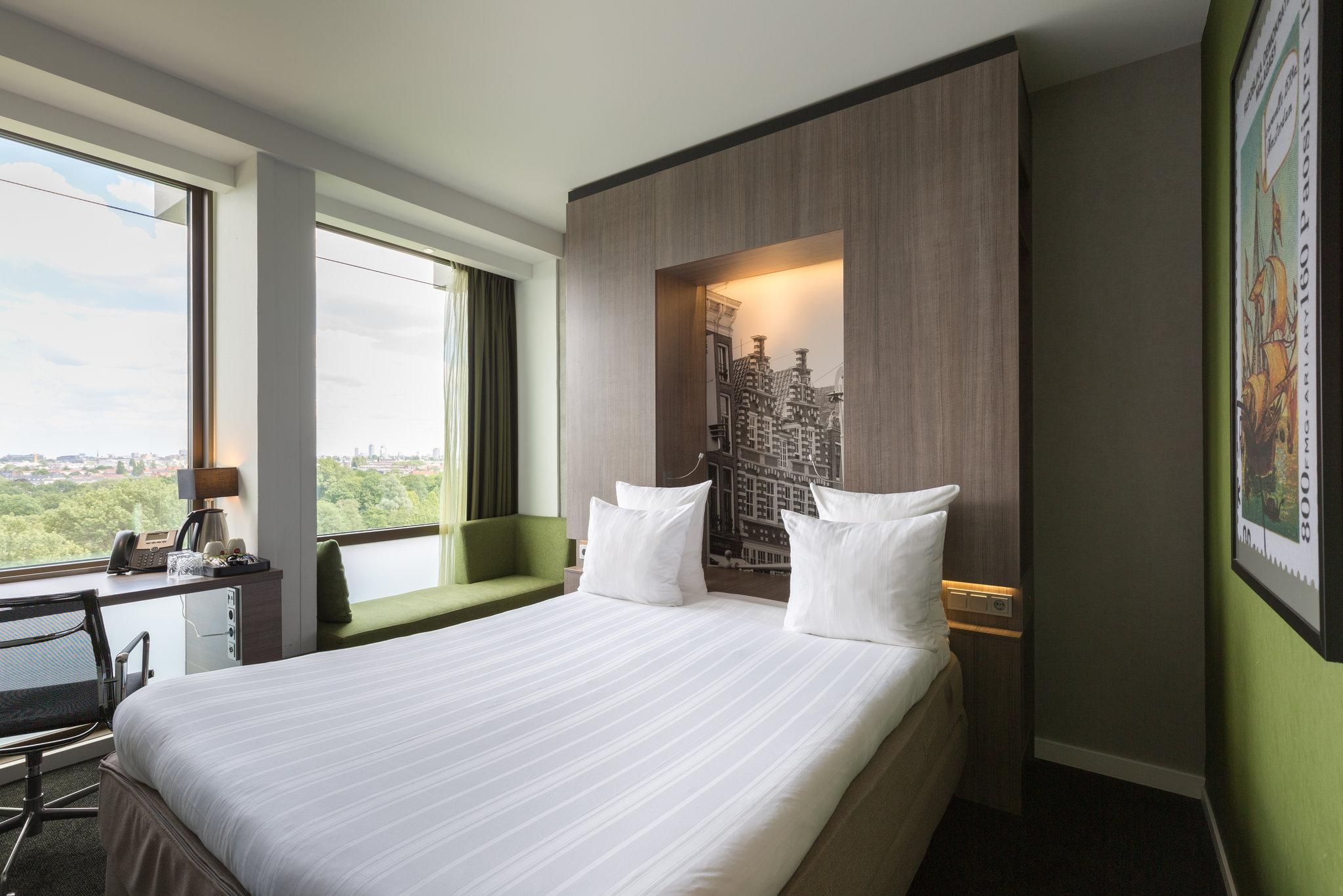 Deluxe Room 1 Queen Bed