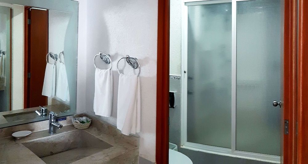 Best Western Global Express Suite, 1 King Bed, Non Smoking, Refrigerator & Microwave 9