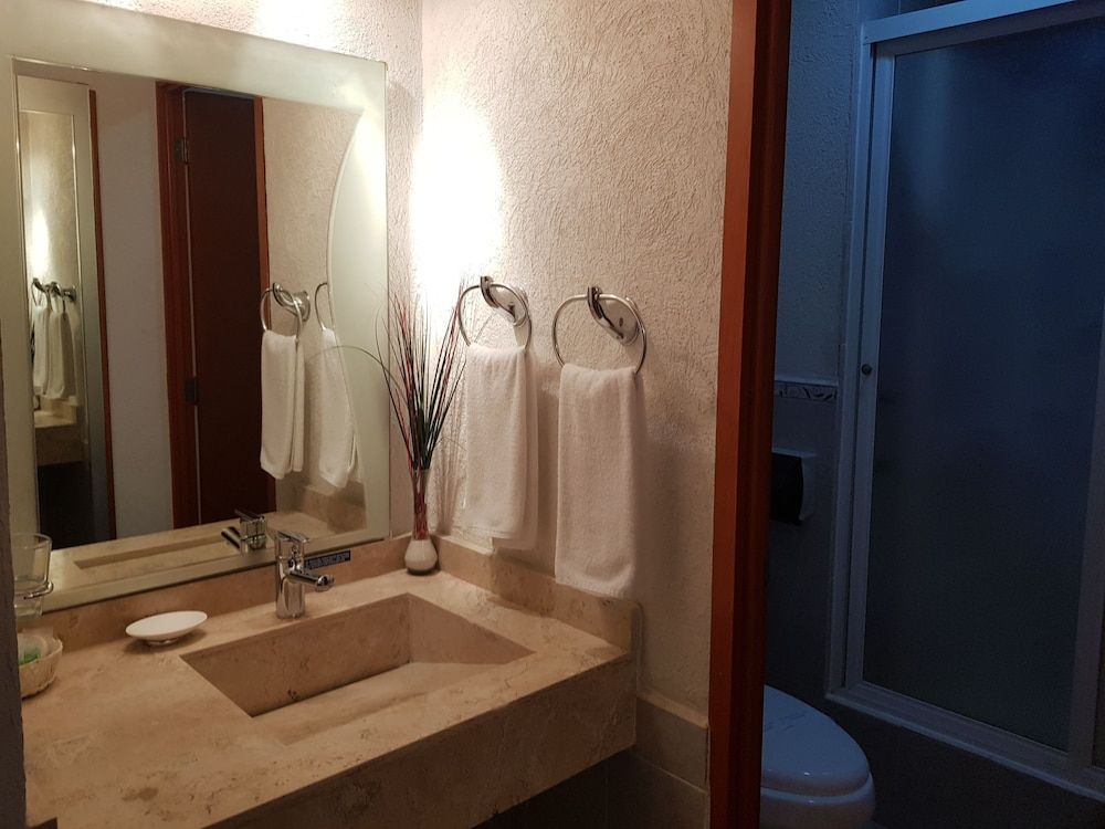 Best Western Global Express Suite, 1 King Bed, Non Smoking, Refrigerator & Microwave 8