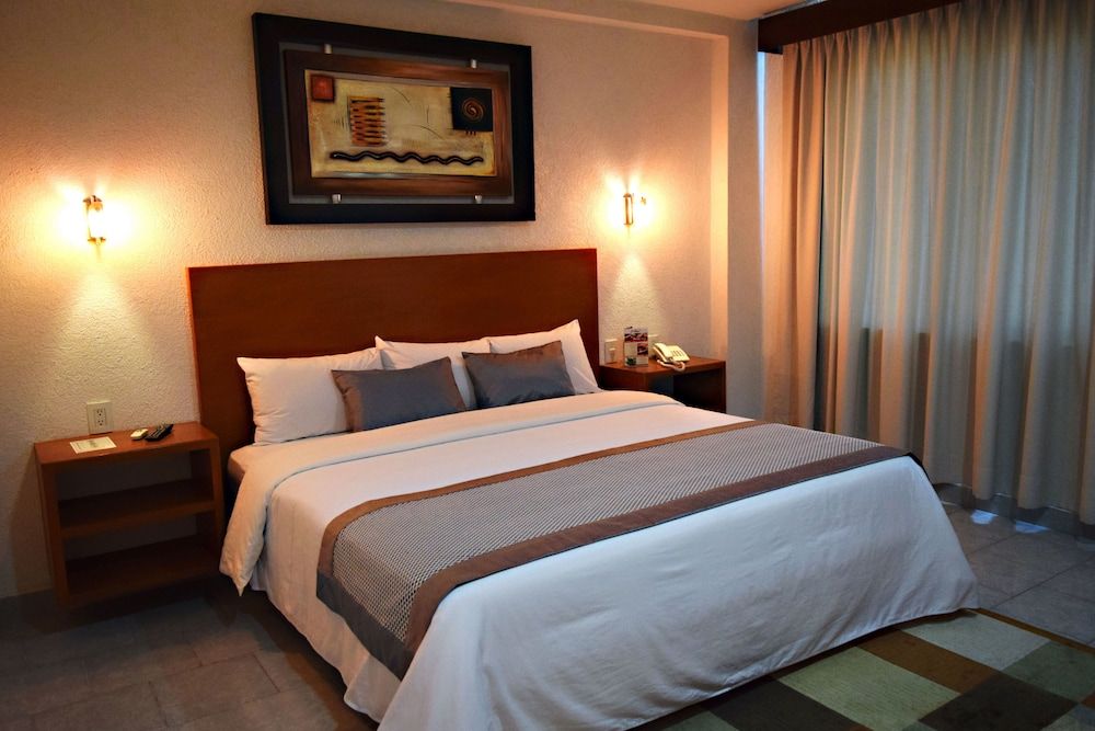 Best Western Global Express Suite, 1 King Bed, Non Smoking, Refrigerator & Microwave 2