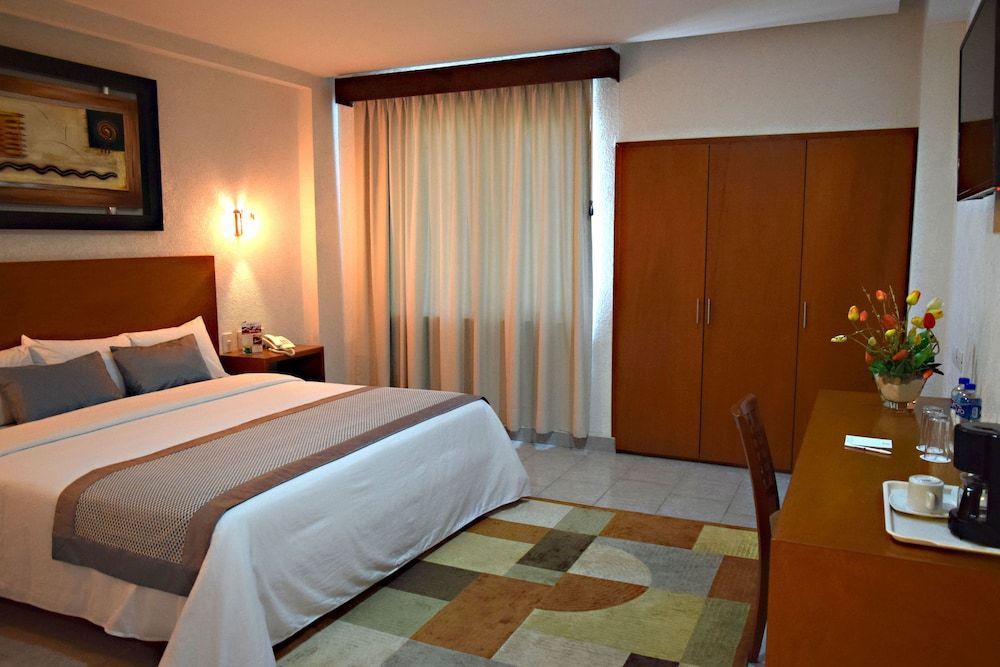 Best Western Global Express Suite, 1 King Bed, Non Smoking, Refrigerator & Microwave