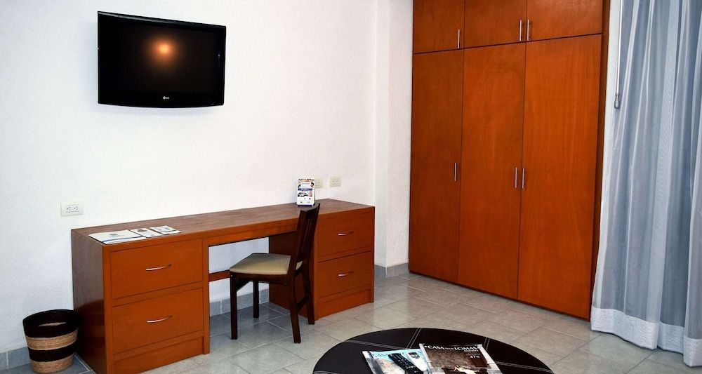 Best Western Global Express Suite, 1 King Bed, Non Smoking, Refrigerator & Microwave 11