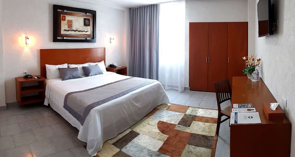 Best Western Global Express Suite, 1 King Bed, Non Smoking, Refrigerator & Microwave 3