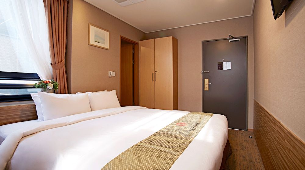 Hotel Skypark Myeongdong Ii [RTA K-Ramyun PKG] Standard Double (ROOM+ K-Ramyun One-time Ticket (one Daily Ticket each)) 3