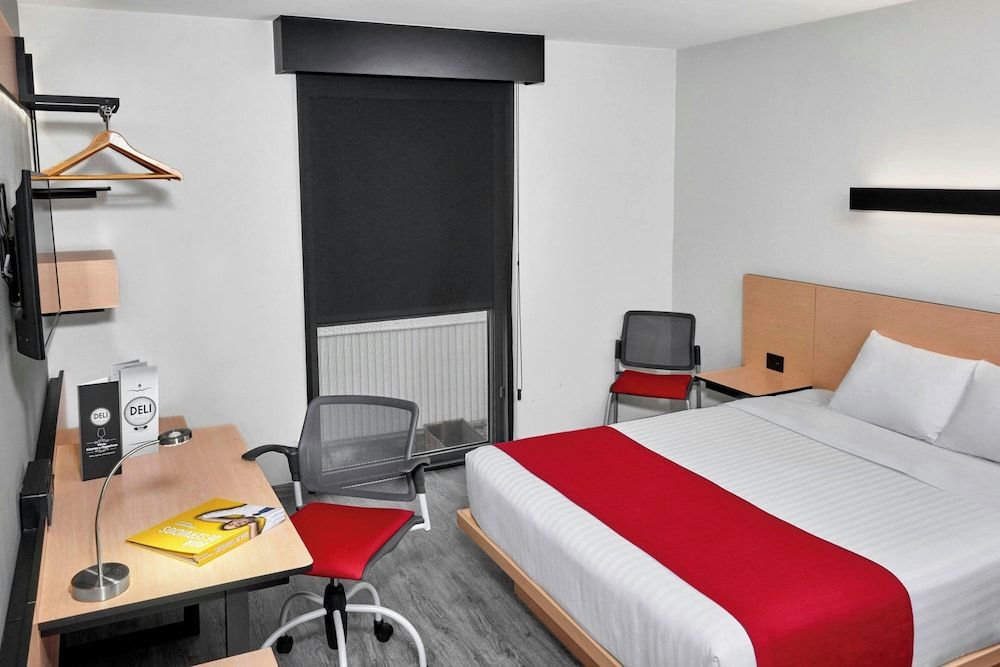 City Express by Marriott Merida Room, 1 Queen Bed 3