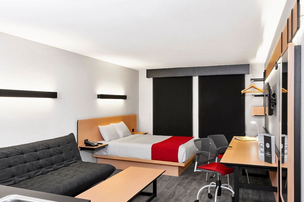 City Express by Marriott Merida Superior Room, 1 Queen Bed with Sofa bed 5