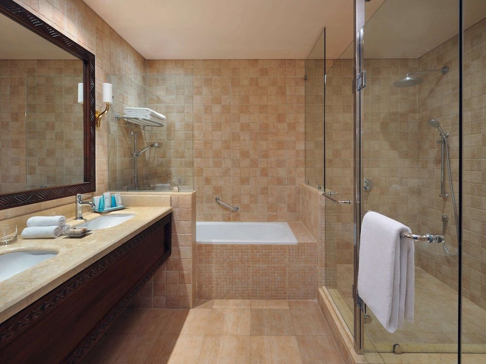 Deluxe Suite, 1 King Bed, Pool View