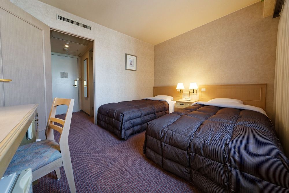 Twin Room, Smoking