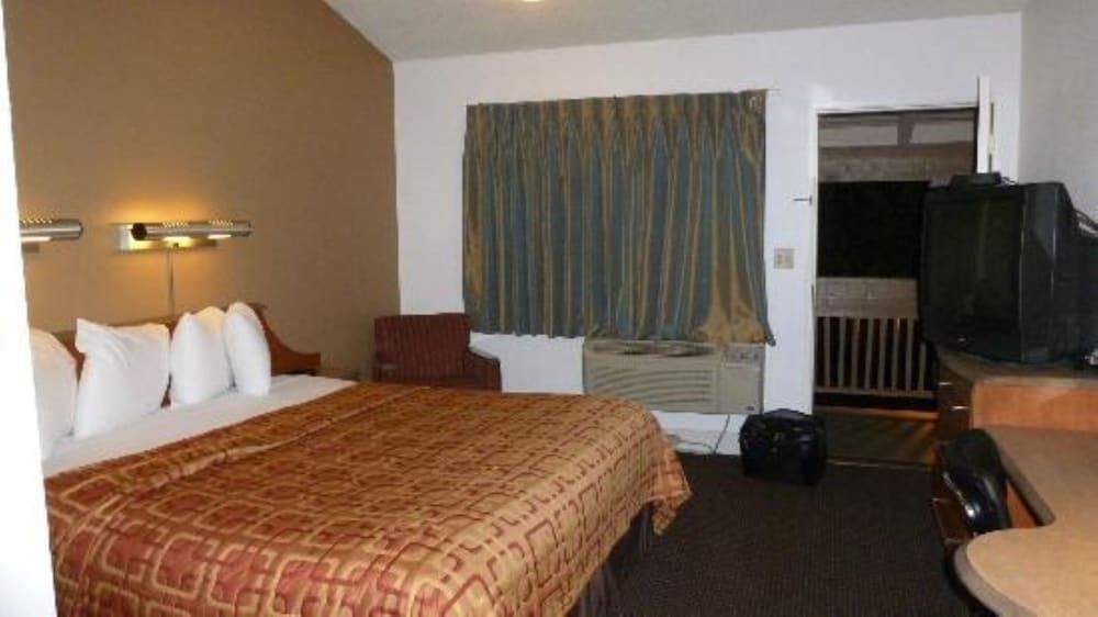 Red Roof Inn San Dimas - Fairplex Deluxe Room, 1 King Bed (Smoke Free)