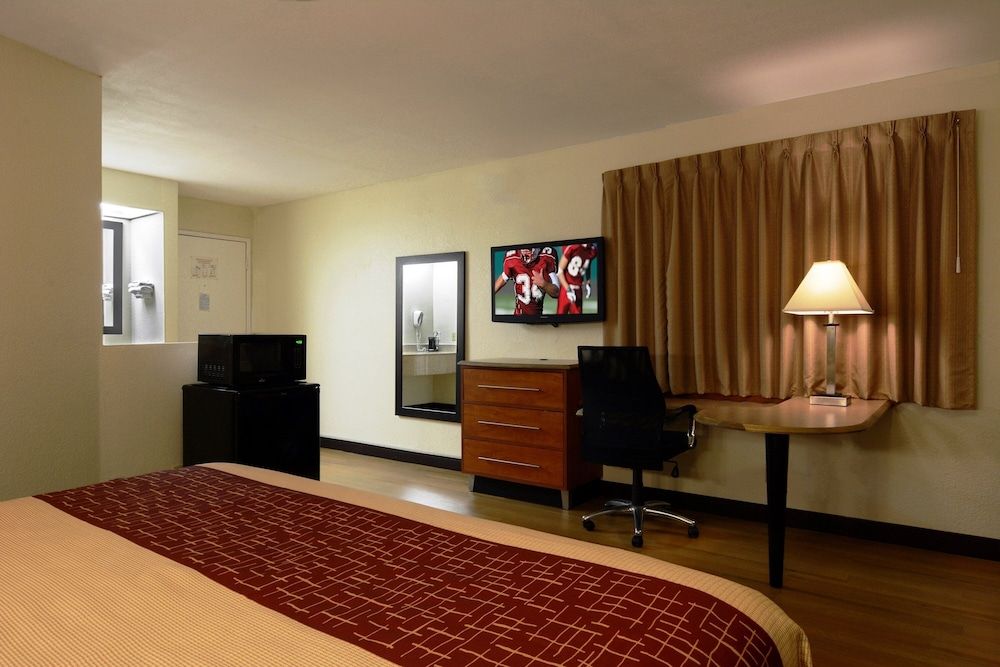 Red Roof Inn San Dimas - Fairplex Deluxe Room, 1 King Bed, Accessible (Roll-In Shower, Smoke Free) 6