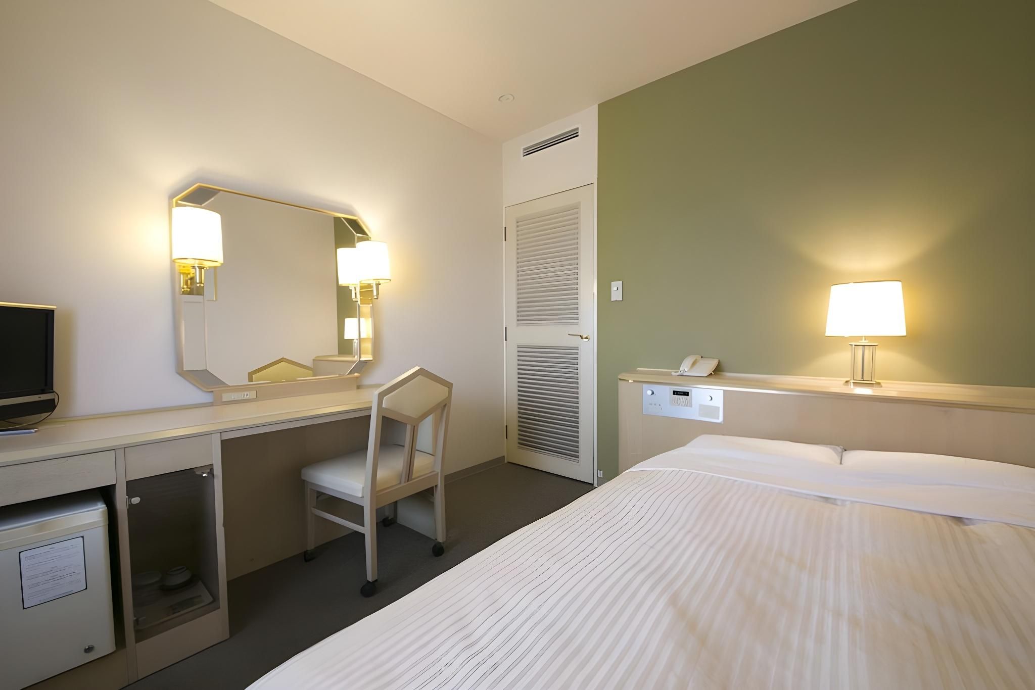 Shin Osaka Washington Hotel Plaza Small Double Bed Non Smoking