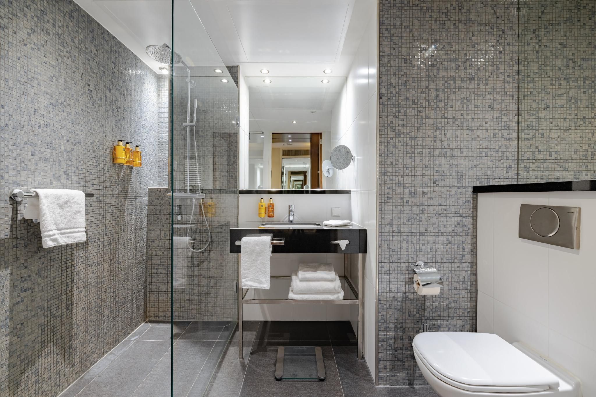 1 King Bed Premium Club Floor