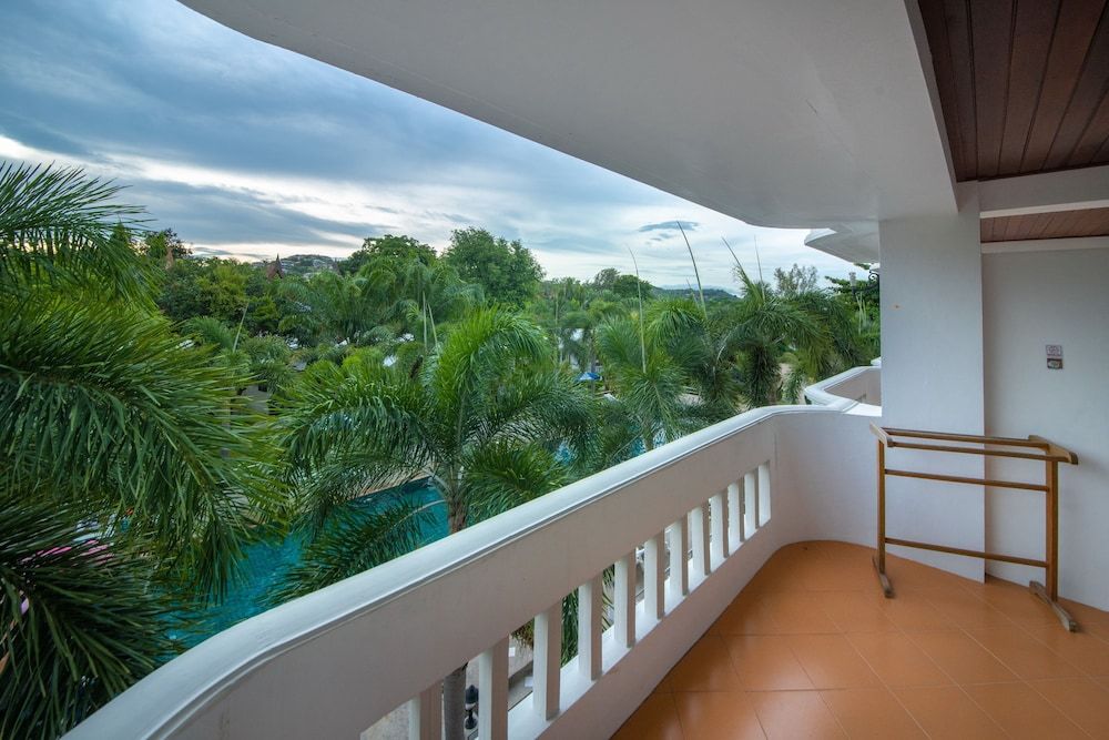 Bay Beach Resort Deluxe Double or Twin Room, Pool View 3