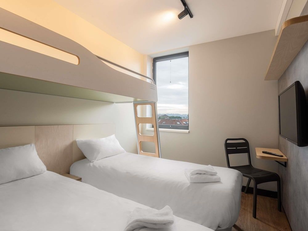Standard - Room with two single beds and one bunk bed