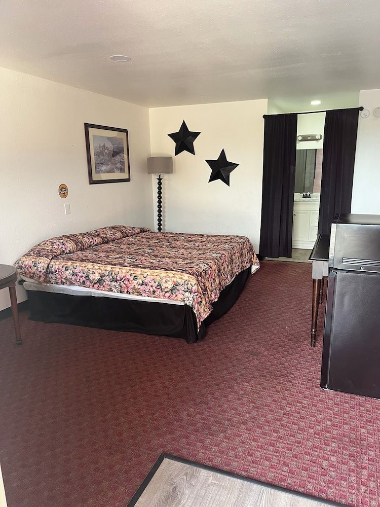 Single Room, 1 King Bed, Non Smoking, Refrigerator & Microwave