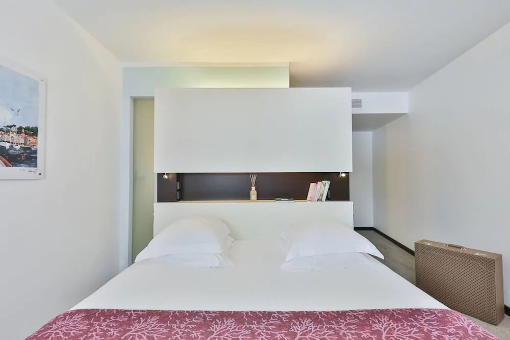 Superior Room, Street View