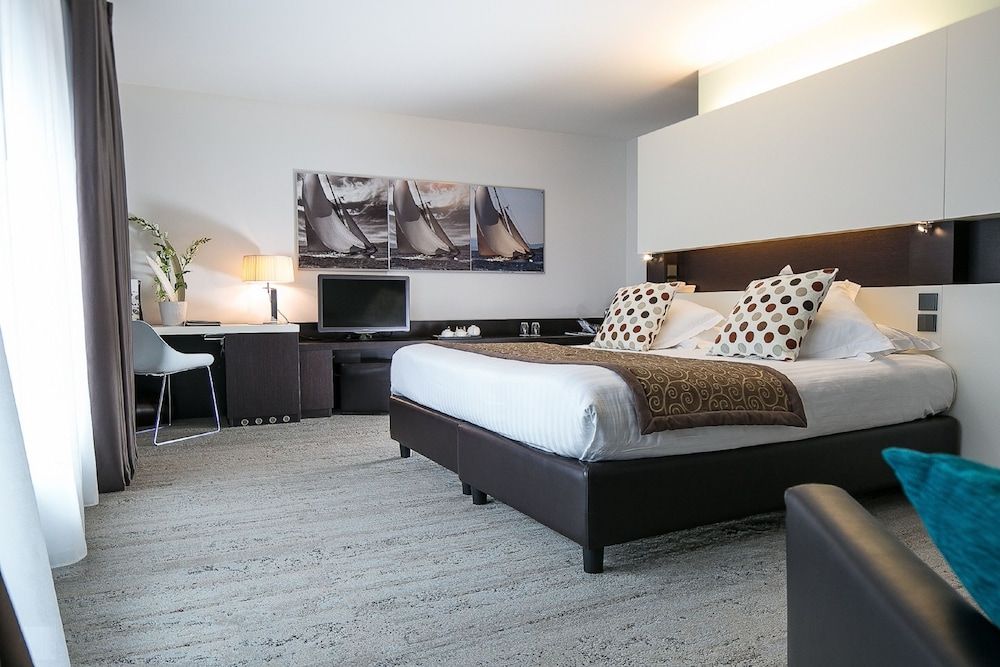 Deluxe Room, Terrace, Street view